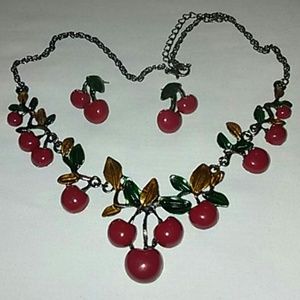 VERY CHERRY DETAILED BIB NECKLACE SET